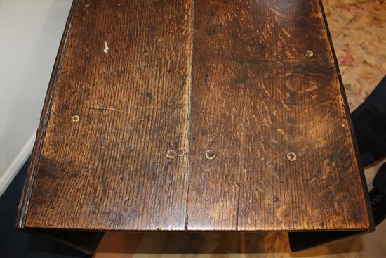 A Charles II oak gateleg table, extends to 4ft 10in. x 4ft 6in. x 2ft 5.5in.